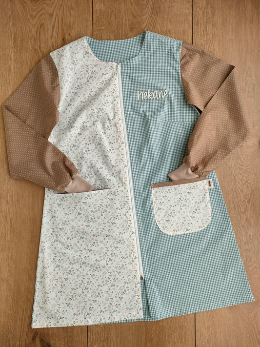 Bata maestra manga larga flores anís y vichy azul