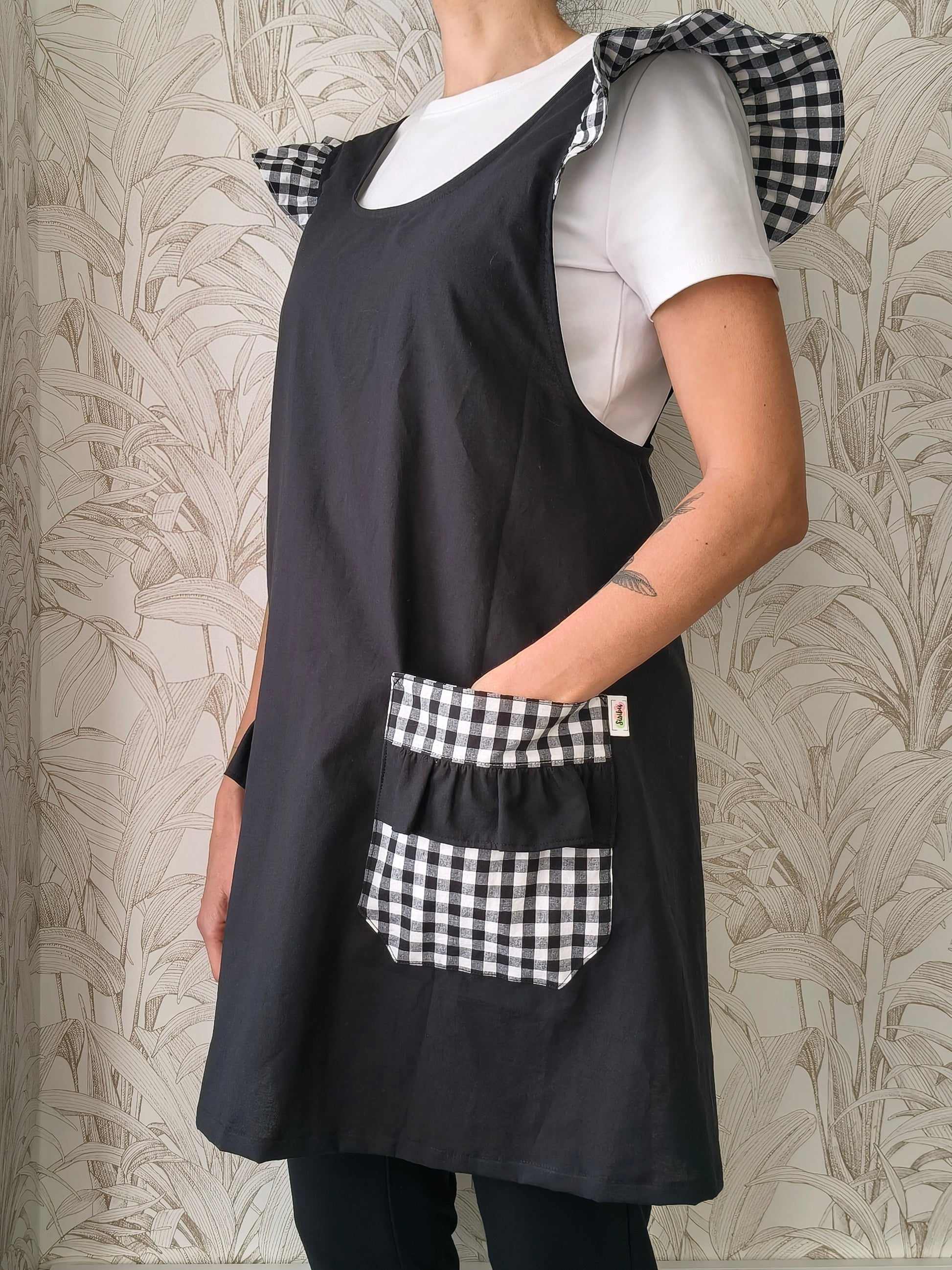 Delantal japones maestra Vichy negro bolsillo volantes