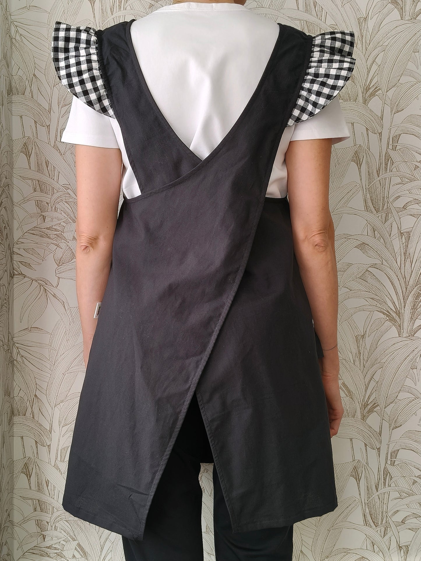 Delantal japones maestra Vichy negro volantes 