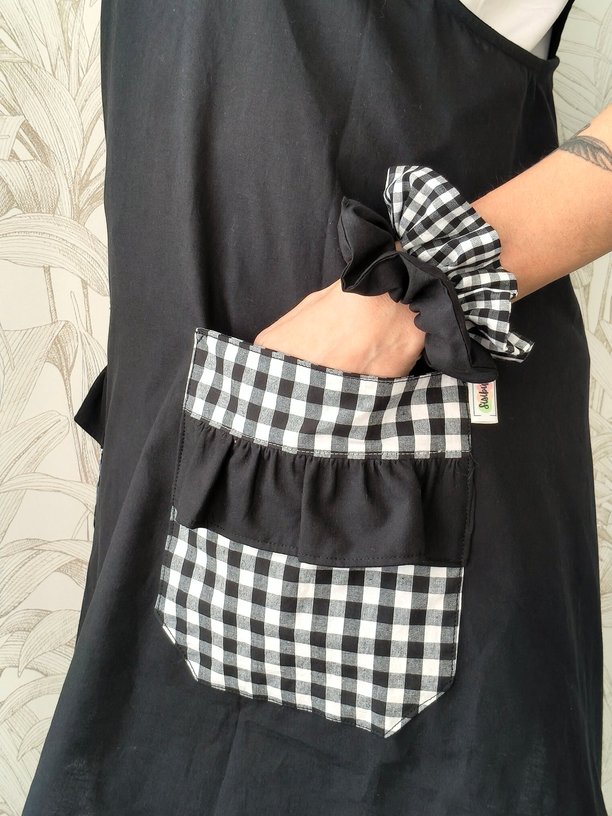 Delantal japones maestra Vichy negro bolsillo volantes 