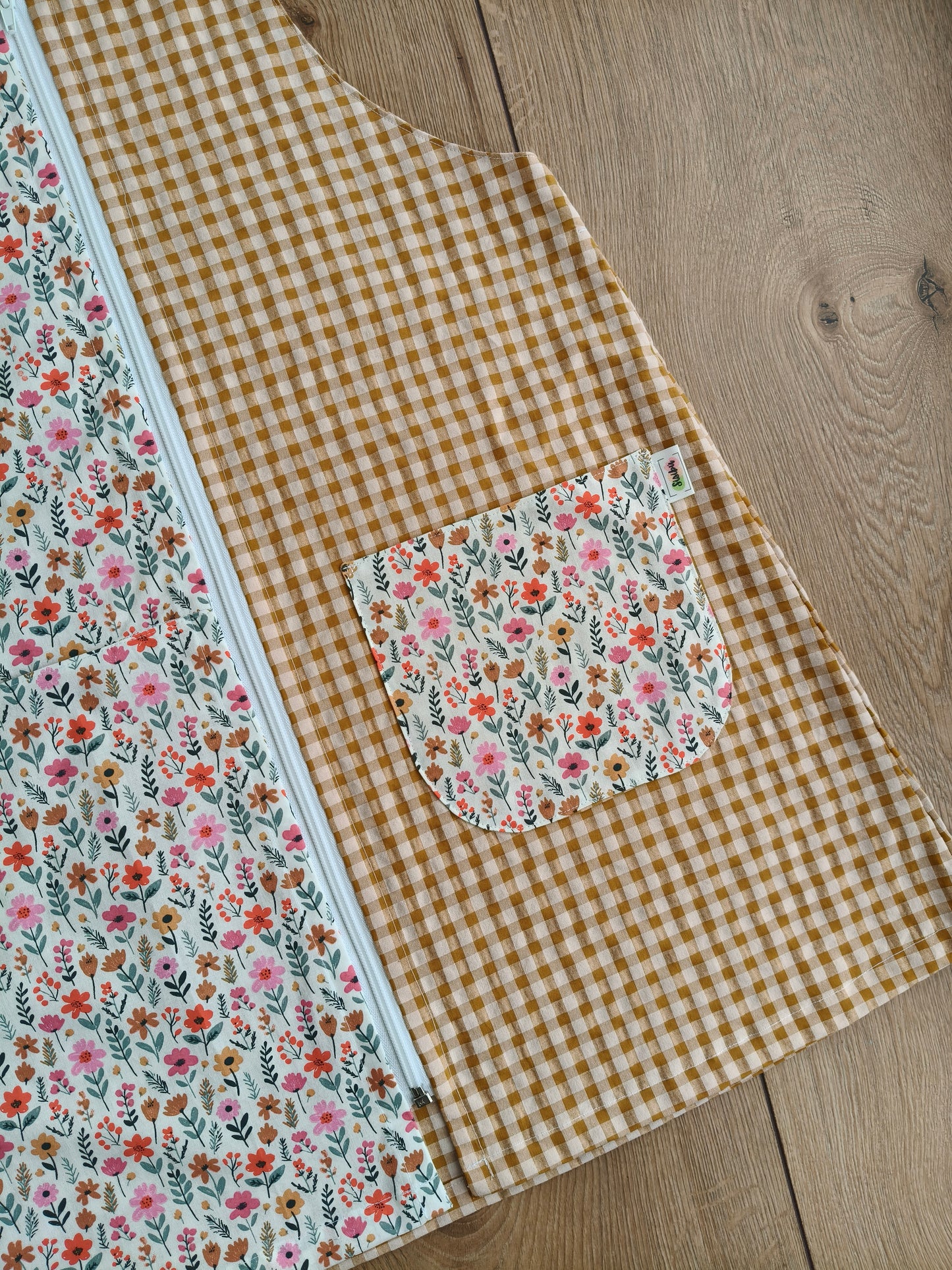 Pichi maestra Flora caramelo